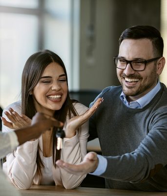Couple-receiving-keys-to-new-home